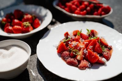 Grillede jordbær med brændte hindbær & vaniljecreme